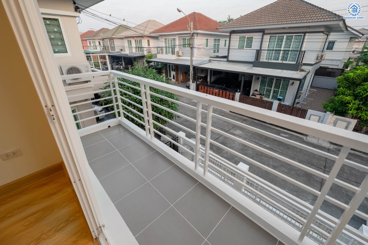 บ้านมือสองตกแต่งใหม่ โครงการ เดอะวิลล่า ราชพฤกษ์-ท่าอิฐ แบรนด์ Property Perfect เดินทางสะดวก เนื้อที่ 35.8 ตร.ว. ฟังก์ชัน 3 ห้องนอน 2 ห้องน้ำ จอดรถได้ 2 คัน บนทำเลเชื่อมต่อทั้ง ถ.รัตนาธิเบศร์ และถ.ราชพฤกษ์ และเพียง 10 นาทีถึงรถไฟฟ้า "สถานีบางรักน้อยท่าอิฐ"